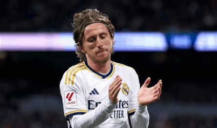  مودريتش يلقي الكرة في ملعب ريال مدريد