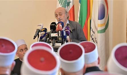 جنبلاط يتلقى اتصالاً من مسعود البرزاني