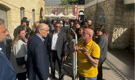 بعد شكاوى عن ازدحام  خلال عملية تسليم صناديق الاقتراع.. وزير الداخلية في سرايا بيت الدين