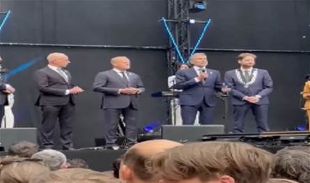 بالفيديو... إلقاء قنبلة دخانية على منصة كان يقف عليها رئيسا وزراء!