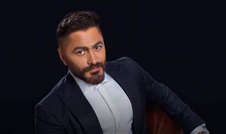 أطل بشعر مستعار وسلاسل ذهبية ضخمة.. تامر حسني يُفاجئ الجمهور بشكله الغريب (فيديو)
