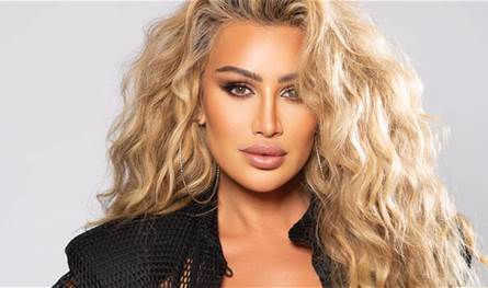بملابس جريئة.. مايا دياب تتجول على دراجة نارية (فيديو)