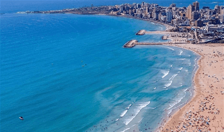 بعد سنتين.. الحياة تعود إلى شاطئ صور