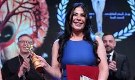 بعد فوزها بجائزة أفضل ممثلة من المركز الكاثوليكي.. هذا ما قالته منى زكي 