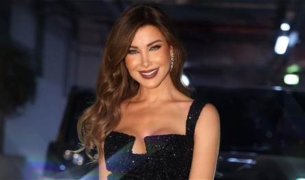 قُبلة نانسي عجرم على فم طفلة تُشعل المواقع.. شاهدوا ماذا حصل على المسرح في هولندا (فيديو)