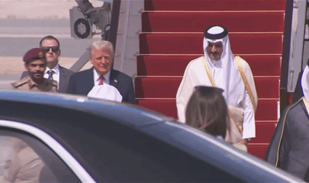 الزيارة ستستمر لمدة يومين.. ترامب يصل إلى الدوحة وأمير قطر في استقباله