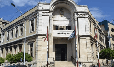 توقيف شخص أمام مبنى بلدية طرابلس... إليكم ما كان يقوم به (صورة)