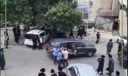 بالفيديو... هجوم على وزير إسرائيليّ وتعرّض زوجته للضرب!