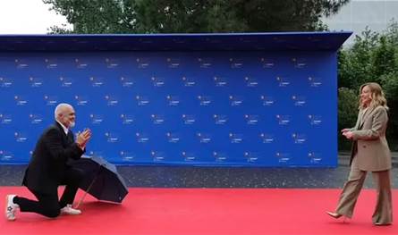 تصرّف غريب... رئيس وزراء ركع أمام ميلوني وهكذا كانت ردّة فعلها (فيديو)