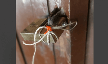 بالصور.. ختم محلين لسوريين بالشمع الأحمر