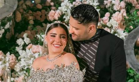 ببدلة &quot;غريبة&quot;.. فنان شهير يتزوج بأجواء فخمة ويُثير الجدل بإطلالته غير العادية (فيديو)