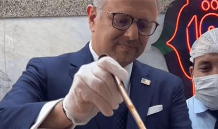 من أصل لبنانيّ.. مستشار ترامب يأكل &quot;الكوشري&quot; في مصر