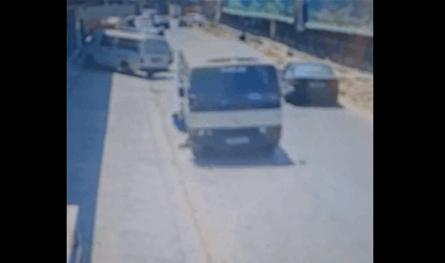 فيديو مروّع في لبنان.. طفلٌ يسقط من حافلة!