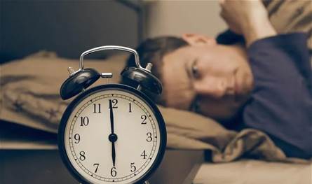لمن يستيقظ قبل المنبه... قد يكون ذلك علامة على الإصابة بحالة مرضية خطيرة!