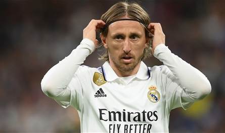 بالصور.. مودريتش يغادر ريال مدريد باكيا
