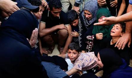 جثث &quot;تفحمت&quot;.. 20 شهيدا بينهم نساء وأطفال بقصف إسرائيلي استهدف مدرسة في غزة