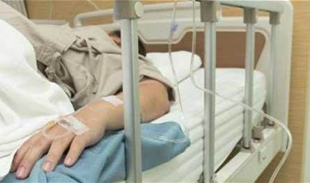 نشرت فيديو للحظة خروجها من غرفة العمليات.. فنانة شهيرة ترد على الانتقادات: كنت 90 كيلو ونحفت (صورة)