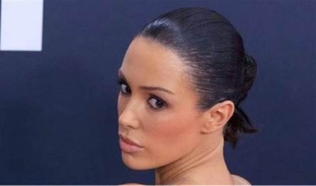 تخطت حدود العري مجدداً.. زوجة النجم الشهير تُثير ضجة بقميص شبكي وجوارب شفّافة (صور)