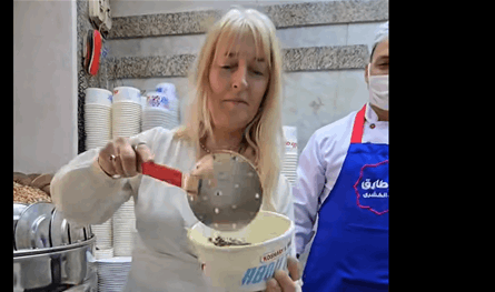 بالفيديو.. سفيرة أوروبية تجهز الكُشري المصري