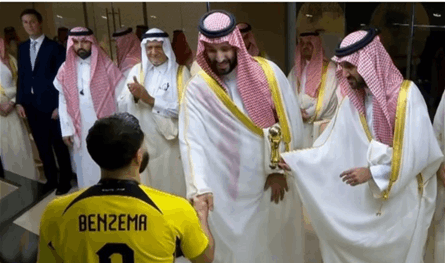 بعد فوز نادي الإتحاد.. لقطة بين ولي العهد السعودي محمد بن سلمان وبنزيما تشعل تفاعلا واسعا (فيديو)