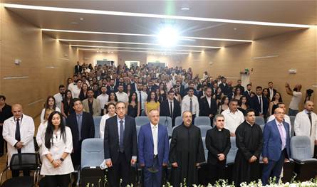  بالثوب الأبيض.. طلاب الطب في جامعة الروح القدس يعلنون التزامهم الإنساني والطبي