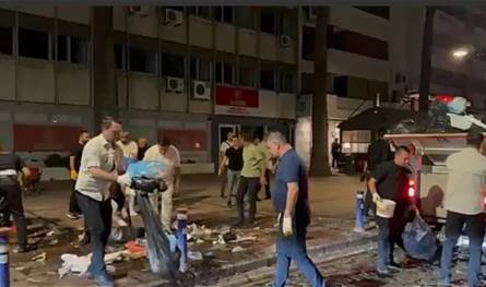 رئيس بلدية يجمع النفايات بنفسه!