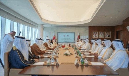 البحرين وقطر تبحثان تعزيز التعاون في النقل والمشاريع الاستراتيجية