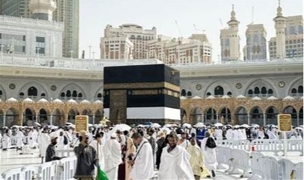 أطلت بالحجاب.. فنانة تؤدي مناسك الحج وتوثق الأجواء (صور)