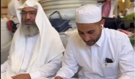 أطل وهو يتلو آيات.. فنان شهير يتعلم تجويد القرآن داخل المسجد النبوي الشريف (فيديو)