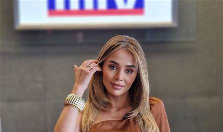 كان متزوجا من زميلتها في القناة.. مذيعة الـ MTV تستعد لدخول القفص الذهبي قريبا (صورة)