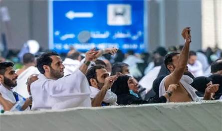 في ثاني أيام التشريق.. الحجّاج يرمون الجمرات الثلاث