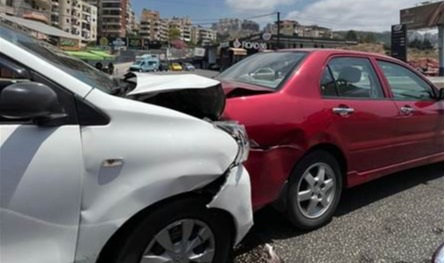 بالصور... حادث سير بين 3 سيارات على أوتوستراد خلدة