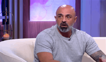 فنان لبنانيّ يعتذر من إبنه مباشرة على الهواء: &quot;سامحني حقك عليي&quot;