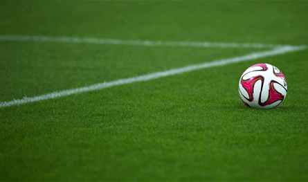 لاعب متهم بالخيانة.. وسياسي يدافع عنه
