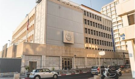 بعد تعرض السفارة الأميركية في تل أبيب لأضرار طفيفة.. هذا ما كشفه السفير 