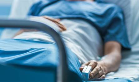 أصيب بشلل في الوجه وفقدان السمع.. نجم شهير يروي ما حصل معه (صورة)