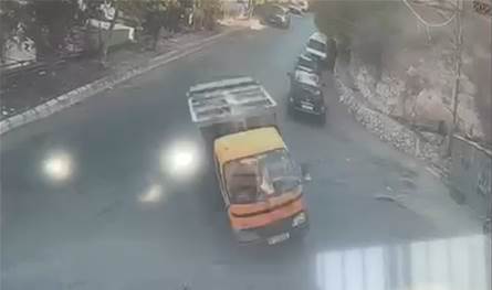بالفيديو: انقلاب آلية لجمع النفايات في حارة صيدا وسقوط جريحين