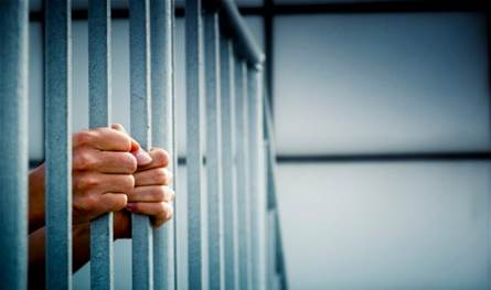 في مصر.. ضبط عامل خبأ هاتفًا لتصوير السيدات داخل حمام كافيه