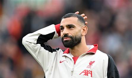 أثار الجدل بعضلاته المفتولة.. محمد صلاح يستمتع بعطلته على أحد الشواطئ (صور)
