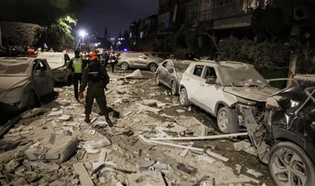 إسرائيل تبحث عن مفقودة تحت الأنقاض 