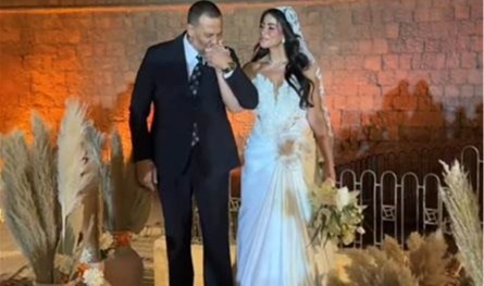بكت وقبلت رأسه.. بطل مسلسل &quot;اش اش&quot; يحتفل بزفاف ابنته التي تألقت بفستان من تصميم زوجة والدها (صورة وفيديو)
