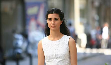 هل تذكرون النجمة التركية المعروفة بـ &quot;لميس&quot;؟ شاهدوا كيف تألقت في آخر إطلالة لها (فيديو)