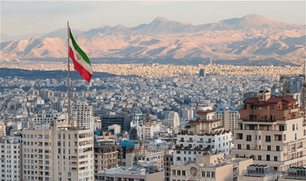 بتهمة التجسس.. سائح اعتقلته إيران