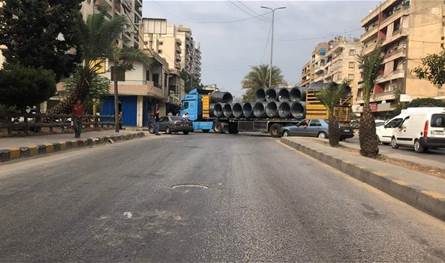 &quot;طفلة&quot; على أوتوستراد لبنانيّ.. ماذا تفعل هناك؟!