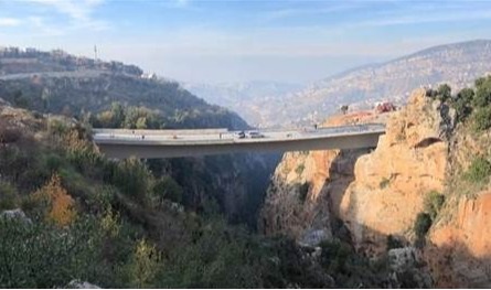 شبان عالقون تحت جسر نمرين.. ونداءات استغاثة لإنقاذهم