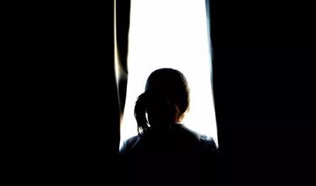 انقلاب سيارة وتهديد بالقتل.. فنانة شهيرة تكشف أخطر أسرار زواجها الأول