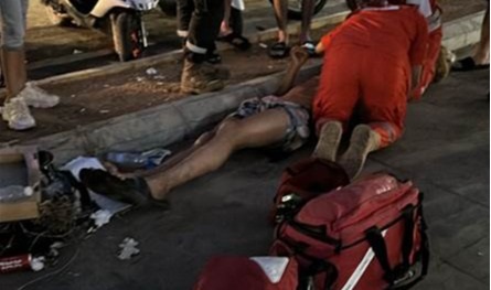 إصابة شاب إثر سقوطه أثناء السباحة على جسر الجزيرة في الميناء