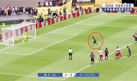 مشاهد غريبة في عالم كرة القدم داخل كوريا الشمالية.. طمسوا صورة لاعب كوري جنوبي!