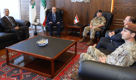وزير الدفاع بحث مع وفد بريطاني في آلية تطبيق الـ1701