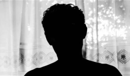 شوهد يُعانقها.. نجم شهير يدخل في علاقة جديدة مع صديقة حبيبته السابقة! (صور)